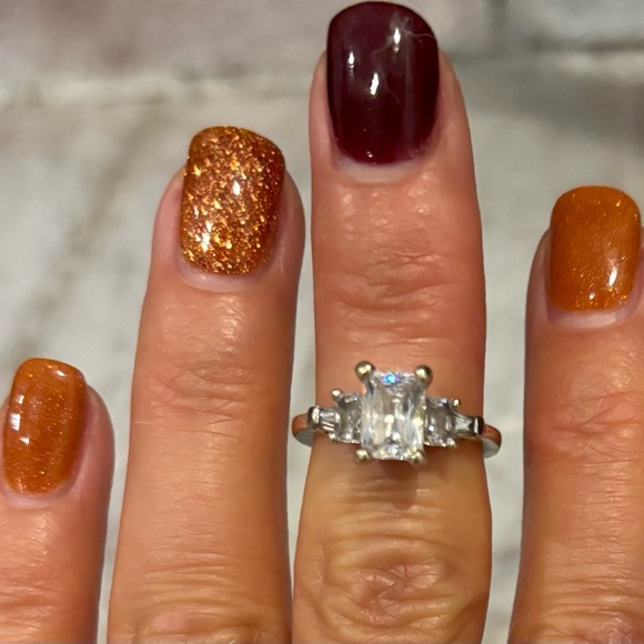 14k White Gold Ring with Emerald cut Diamonds - Picture 7 of 9